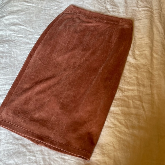 Never worn lulu’s pink suede pencil skirt. - Picture 2 of 4